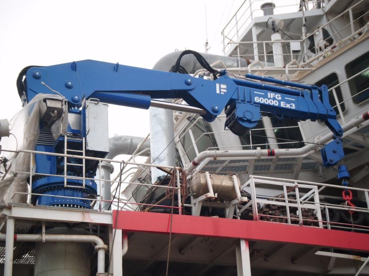 Telescopic  marine cranes